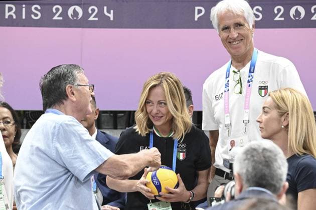 Sport Bilder des Tages August 1, 2024, Paris, FRANCE: The italian Prime Minister Giorgia Meloni with the President of Coni Giovanni MalagÃ² in the stands of the Arena Sud for the women s volleyball match between Italy and the Netherlands, during the Paris 2024 Olympics Games, 1 August 2024 ANSA ++ Parigi: Meloni lascia pallavolo e va al judo per Bellandi ++  - ZUMAa110 20240801_zaf_a110_074 Copyright: xCiroxFuscox