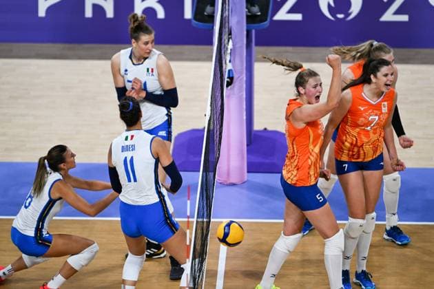 (240801) -- PARIS, Aug. 1, 2024 -- Players of the Netherlands celebrate scoring during the women s volleyball preliminary round pool C match between Italy and the Netherlands at the Paris 2024 Olympic Games, Olympische Spiele, Olympia, OS in Paris, France, July 30, 2024. ) (PARIS2024) FRANCE-PARIS-OLY-VOLLEYBALL LiuxDawei 