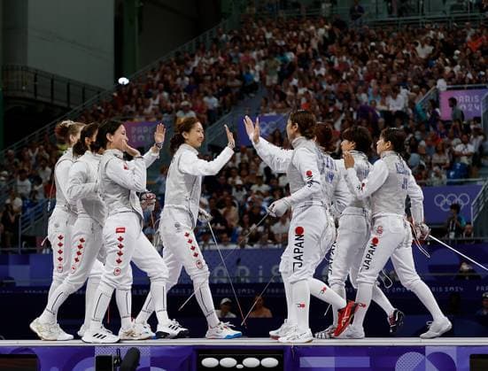 (240801) -- PARIS, Aug. 1, 2024 -- Athletes of Canada (L) and Japan greet each other ahead of the women s foil team bronze medal match of fencing between Canada and Japan at the Paris 2024 Olympic Games, Olympische Spiele, Olympia, OS in Paris, France, Aug. 1, 2024. ) (PARIS2024) FRANCE-PARIS-OLY-FENCING FeixMaohua 