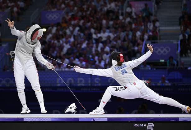 (240801) -- PARIS, Aug. 1, 2024 -- One shoe of Guo Jessica Zi Jia (L) of Canada comes off as she competes against Kikuchi Komaki of Japan during the women s foil team bronze medal match of fencing between Canada and Japan at the Paris 2024 Olympic Games, Olympische Spiele, Olympia, OS in Paris, France, Aug. 1, 2024. ) (PARIS2024) FRANCE-PARIS-OLY-FENCING ZhangxHongxiang 