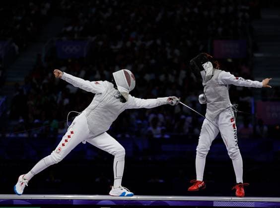 (240801) -- PARIS, Aug. 1, 2024 -- Zhang Yunjia (L) of Canada competes against Ueno Yuka of Japan during the women s foil team bronze medal match of fencing between Canada and Japan at the Paris 2024 Olympic Games, Olympische Spiele, Olympia, OS in Paris, France, Aug. 1, 2024. ) (PARIS2024) FRANCE-PARIS-OLY-FENCING FeixMaohua 