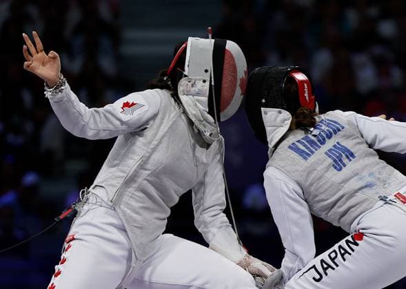 (240801) -- PARIS, Aug. 1, 2024 -- Guo Jessica Zi Jia (L) of Canada competes against Kikuchi Komaki of Japan during the women s foil team bronze medal match of fencing between Canada and Japan at the Paris 2024 Olympic Games, Olympische Spiele, Olympia, OS in Paris, France, Aug. 1, 2024. ) (PARIS2024) FRANCE-PARIS-OLY-FENCING FeixMaohua 