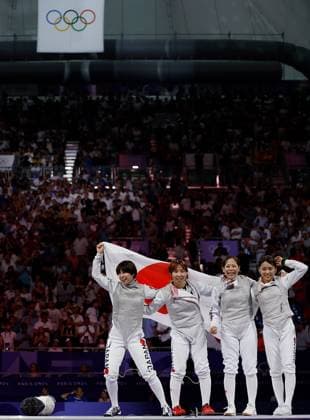 (240801) -- PARIS, Aug. 1, 2024 -- Team Japan celebrate after winning the women s foil team bronze medal match of fencing between Canada and Japan at the Paris 2024 Olympic Games, Olympische Spiele, Olympia, OS in Paris, France, Aug. 1, 2024. ) (PARIS2024) FRANCE-PARIS-OLY-FENCING FeixMaohua 