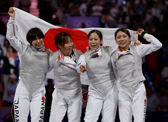 (240801) -- PARIS, Aug. 1, 2024 -- Team Japan celebrate after winning the women s foil team bronze medal match of fencing between Canada and Japan at the Paris 2024 Olympic Games, Olympische Spiele, Olympia, OS in Paris, France, Aug. 1, 2024. ) (PARIS2024) FRANCE-PARIS-OLY-FENCING FeixMaohua 