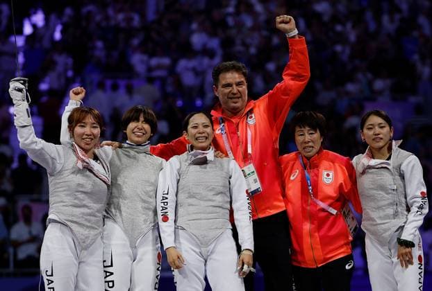 (240801) -- PARIS, Aug. 1, 2024 -- Team Japan celebrate victory after the women s foil team bronze medal match of fencing between Canada and Japan at the Paris 2024 Olympic Games, Olympische Spiele, Olympia, OS in Paris, France, Aug. 1, 2024. ) (PARIS2024) FRANCE-PARIS-OLY-FENCING FeixMaohua 
