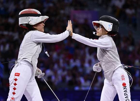 (240801) -- PARIS, Aug. 1, 2024 -- Guo Jessica Zi Jia (L) of Canada gives a high-five to Azuma Sera of Japan during the women s foil team bronze medal match of fencing between Canada and Japan at the Paris 2024 Olympic Games, Olympische Spiele, Olympia, OS in Paris, France, Aug. 1, 2024. ) (PARIS2024) FRANCE-PARIS-OLY-FENCING ZhangxHongxiang 