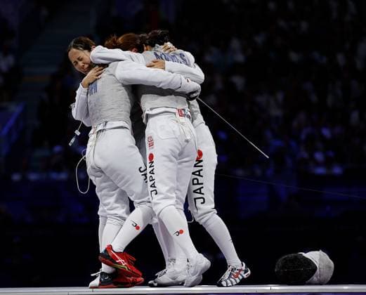 (240801) -- PARIS, Aug. 1, 2024 -- Team Japan celebrate victory after the women s foil team bronze medal match of fencing between Canada and Japan at the Paris 2024 Olympic Games, Olympische Spiele, Olympia, OS in Paris, France, Aug. 1, 2024. ) (PARIS2024) FRANCE-PARIS-OLY-FENCING FeixMaohua 