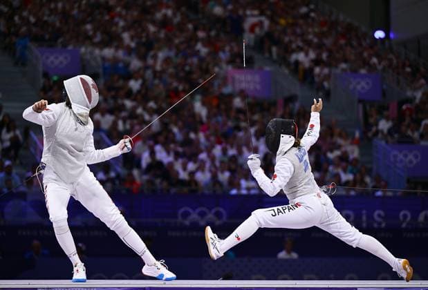 (240801) -- PARIS, Aug. 1, 2024 -- Zhang Yunjia (L) of Canada competes against Kikuchi Komaki of Japan during the women s foil team bronze medal match of fencing between Canada and Japan at the Paris 2024 Olympic Games, Olympische Spiele, Olympia, OS in Paris, France, Aug. 1, 2024. ) (PARIS2024) FRANCE-PARIS-OLY-FENCING ZhangxHongxiang 