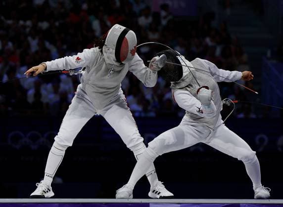(240801) -- PARIS, Aug. 1, 2024 -- Guo Jessica Zi Jia (L) of Canada competes against Azuma Sera of Japan during the women s foil team bronze medal match of fencing between Canada and Japan at the Paris 2024 Olympic Games, Olympische Spiele, Olympia, OS in Paris, France, Aug. 1, 2024. ) (PARIS2024) FRANCE-PARIS-OLY-FENCING FeixMaohua 