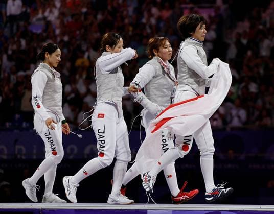 (240801) -- PARIS, Aug. 1, 2024 -- Team Japan celebrate victory after the women s foil team bronze medal match of fencing between Canada and Japan at the Paris 2024 Olympic Games, Olympische Spiele, Olympia, OS in Paris, France, Aug. 1, 2024. ) (PARIS2024) FRANCE-PARIS-OLY-FENCING FeixMaohua 