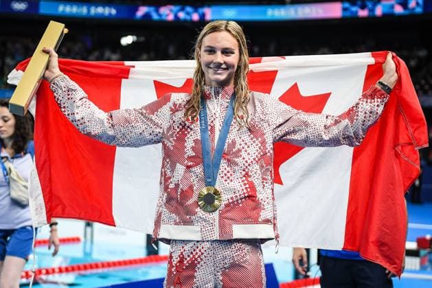 Sport Themen der Woche KW31 Sport Bilder des Tages McINTOSH Summer of Canada celebrates with his gold medal during the Swimming, Women s 200m Butterfly Final, Olympic Games, Olympische Spiele, Olympia, OS Paris 2024 on 01 August 2024 at Paris La Defense Arena in Nanterre, France - Photo Matthieu Mirville DPPI Media Panoramic OLYMPIC GAMES PARIS 2024 - 01 08 DPPI Panoramic  MM1-4878