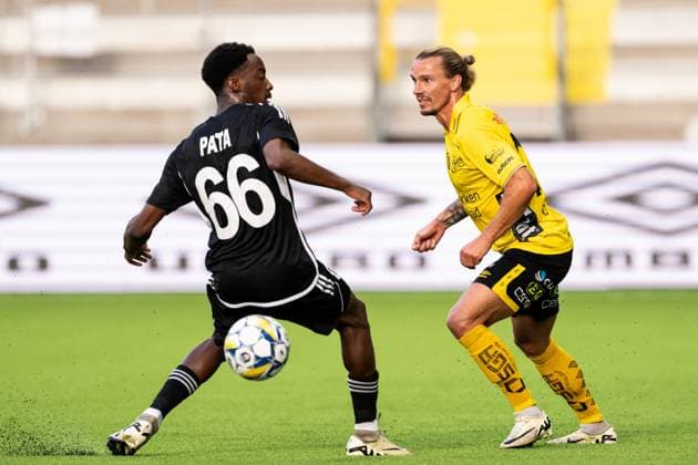 240801 Ilounga Pata of Sheriff Tiraspol and Niklas Hult of Elfsborg during the UEFA Europa League qualification match between Elfsborg and Sheriff Tiraspol on August 1, 2024 in Boras Photo Jörgen Jarnberger BILDBYRAN COP 112 JJ0383 fotboll football soccer fotball uefa europa league kval qualifying round qualification elfsborg sheriff tiraspol bbeng  Copyright: JÖRGENxJARNBERGER BB240801JJ081