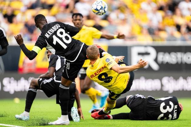 240801 Fight in the penalty area between Moussa Kyabou of Sheriff Tiraspol and Sebastian Holmen of Elfsborg during the UEFA Europa League qualification match between Elfsborg and Sheriff Tiraspol on August 1, 2024 in Boras Photo Jörgen Jarnberger BILDBYRAN COP 112 JJ0383 fotboll football soccer fotball uefa europa league kval qualifying round qualification elfsborg sheriff tiraspol bbeng  Copyright: JÖRGENxJARNBERGER BB240801JJ082