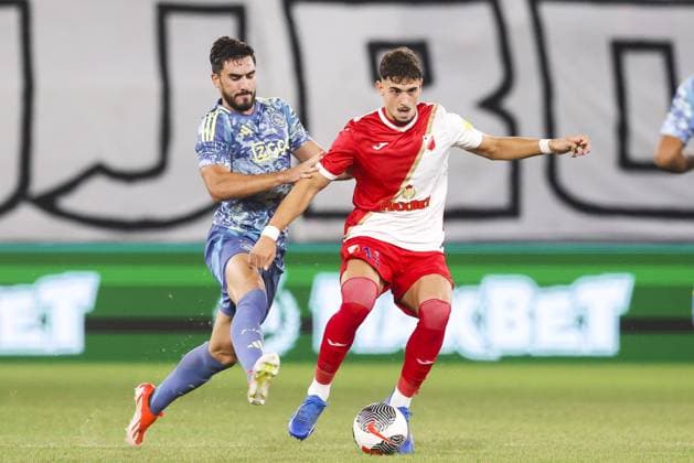 Fußball, EL-Quali, FK Vojvodina Novi Sad - Ajax Amsterdam BACKA TOPOLA - Josip Sutalo of Ajax, Mihailo Ivanovic of FK Vojvodina (l-r) during the UEFA Europa League 2nd preliminary round match between FK Vojvodina and Ajax Amsterdam at Karadorde Stadium on August 01, 2024 in Novi Sad, Serbia. ANP ANDREJ CUKIC UEFA Europa Europa League second qualifying round 2024 25 xVIxANPxSportx xxANPxIVx 504857858 originalFilename: 504857858.jpg