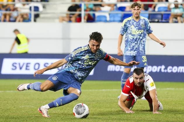 Fußball, EL-Quali, FK Vojvodina Novi Sad - Ajax Amsterdam BACKA TOPOLA - Steven Berghuis of Ajax, Djordje Crnomarkovic of FK Vojvodina (l-r) during the UEFA Europa League 2nd preliminary round match between FK Vojvodina and Ajax Amsterdam at the Karadorde Stadium on August 01, 2024 in Novi Sad, Serbia. ANP ANDREJ CUKIC UEFA Europa Europa League second qualifying round 2024 25 xVIxANPxSportx xxANPxIVx 504858034 originalFilename: 504858034.jpg