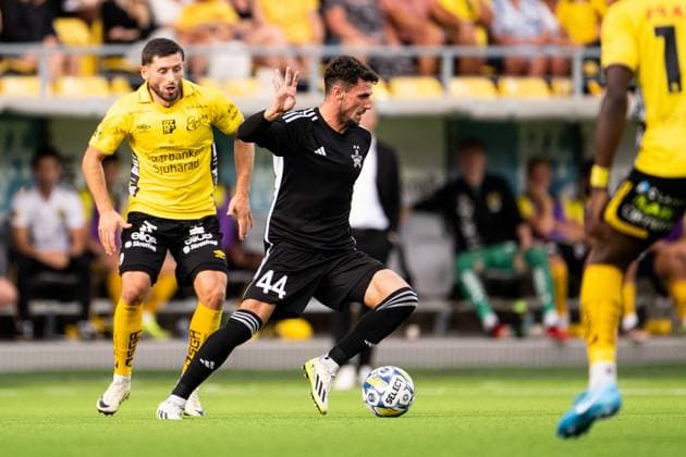 240801 Arber Zeneli of Elfsborg and Alesio Mija of Sheriff Tiraspol during the UEFA Europa League qualification match between Elfsborg and Sheriff Tiraspol on August 1, 2024 in Boras Photo Jörgen Jarnberger BILDBYRAN COP 112 JJ0383 fotboll football soccer fotball uefa europa league kval qualifying round qualification elfsborg sheriff tiraspol bbeng  Copyright: JÖRGENxJARNBERGER BB240801JJ084