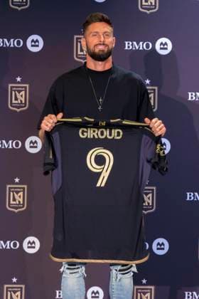 Fußball, Los Angeles FC präsentiert Neuzugang Olivier Giroud August 1, 2024, Los Angeles, California, USA: Olivier Giroud poses with his 9 shirt for the media as a new member of the Los Angeles Football Club during a press conference, PK, Pressekonferenz on Thursday August 1, 2024 at the InterContinental Hotel in Los Angeles, California. ARIANA RUIZ PI Los Angeles U.S - ZUMAp124 20240801_zaa_p124_014 Copyright: xArianaxRuizx