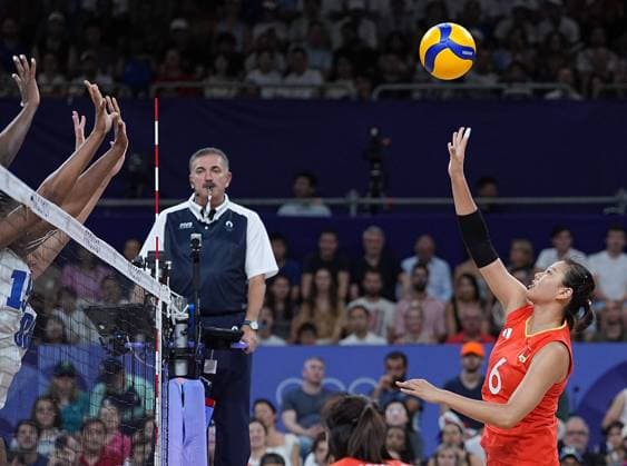 (240801) -- PARIS, Aug. 1, 2024 -- Gong Xiangyu (R) of China competes during the women s volleyball preliminary round pool A match between China and France at Paris 2024 Olympic Games, Olympische Spiele, Olympia, OS in Paris, France, Aug. 1, 2024. ) (PARIS2024) FRANCE-PARIS-OLY-VOLLEYBALL JuxHuanzong 