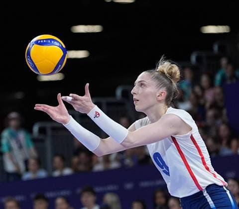 (240801) -- PARIS, Aug. 1, 2024 -- Nina Stojiljkovic of France serves the ball during the women s volleyball preliminary round pool A match between China and France at Paris 2024 Olympic Games, Olympische Spiele, Olympia, OS in Paris, France, Aug. 1, 2024. ) (PARIS2024) FRANCE-PARIS-OLY-VOLLEYBALL JuxHuanzong 