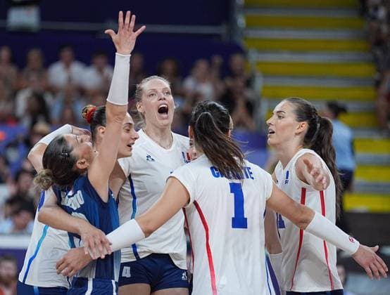 (240801) -- PARIS, Aug. 1, 2024 -- Team France celebrate scoring during the women s volleyball preliminary round pool A match between China and France at Paris 2024 Olympic Games, Olympische Spiele, Olympia, OS in Paris, France, Aug. 1, 2024. ) (PARIS2024) FRANCE-PARIS-OLY-VOLLEYBALL JuxHuanzong 