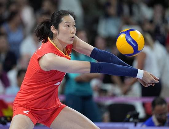 (240801) -- PARIS, Aug. 1, 2024 -- Zhu Ting of China warms up ahead of the women s volleyball preliminary round pool A match between China and France at Paris 2024 Olympic Games, Olympische Spiele, Olympia, OS in Paris, France, Aug. 1, 2024. ) (PARIS2024) FRANCE-PARIS-OLY-VOLLEYBALL JuxHuanzong 