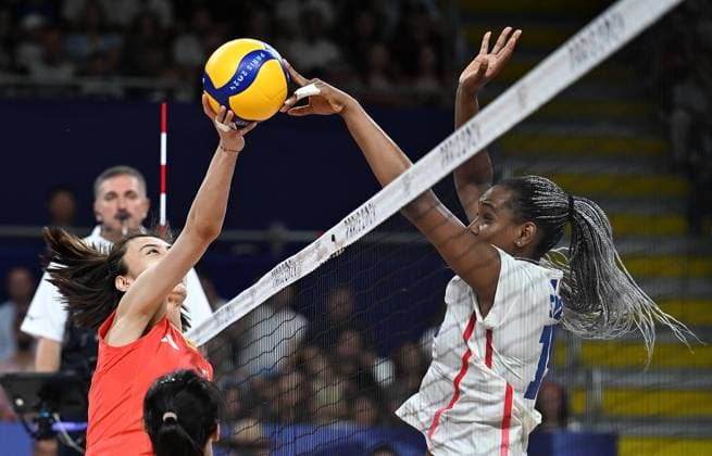 (240801) -- PARIS, Aug. 1, 2024 -- Wang Yuanyuan (L) of China vies with an opponent during the women s volleyball preliminary round pool A match between China and France at Paris 2024 Olympic Games, Olympische Spiele, Olympia, OS in Paris, France, Aug. 1, 2024. ) (PARIS2024) FRANCE-PARIS-OLY-VOLLEYBALL LiuxDawei 