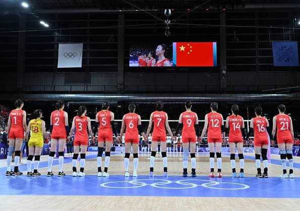 (240801) -- PARIS, Aug. 1, 2024 -- Team China sings the Chinese national anthem ahead of the women s volleyball preliminary round pool A match between China and France at Paris 2024 Olympic Games, Olympische Spiele, Olympia, OS in Paris, France, Aug. 1, 2024. ) (PARIS2024) FRANCE-PARIS-OLY-VOLLEYBALL LiuxDawei 