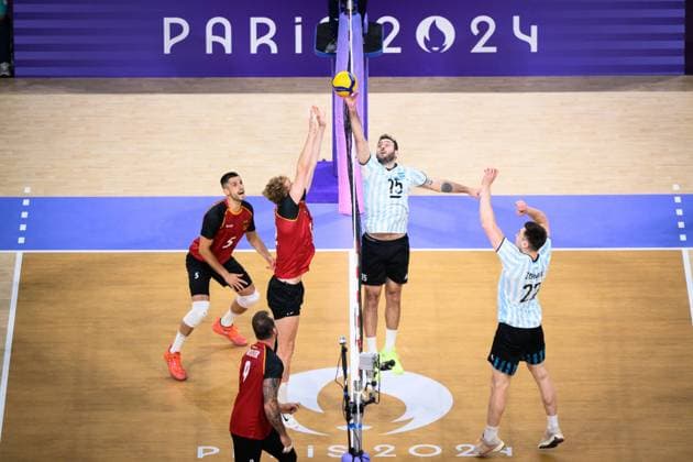 02 08 2024, Paris, Arena Paris South Volleyball, Olympic Games, Preliminary round, Germany GER vs Argentina ARG Block Anton Brehme 12 GER Pass Luciano de Cecco 12 ARG