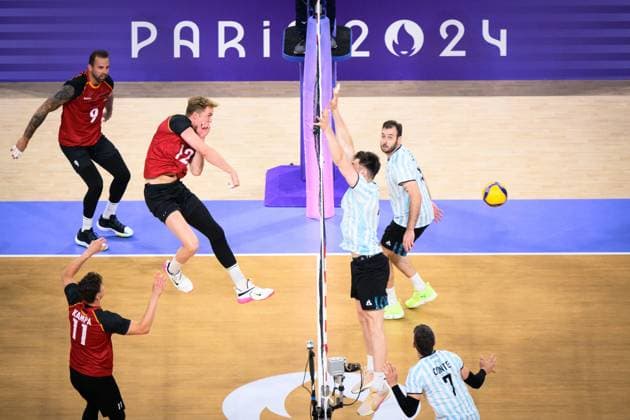 02 08 2024, Paris, Arena Paris South Volleyball, Olympic Games, Preliminary round, Germany GER vs Argentina ARG Set Lukas Kampa 11 GER , Attack Anton Brehme 12 GER