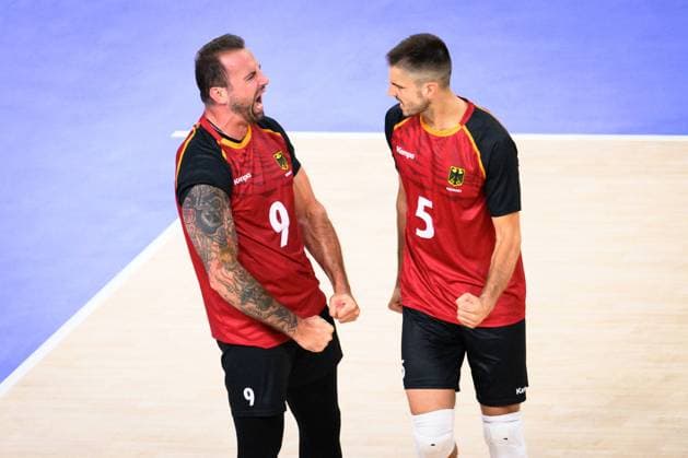 02 08 2024, Paris, Arena Paris South Volleyball, Olympic Games, Preliminary round, Germany GER vs Argentina ARG Cheering Georg Grozer 9 GER , Moritz Reichert 5 GER