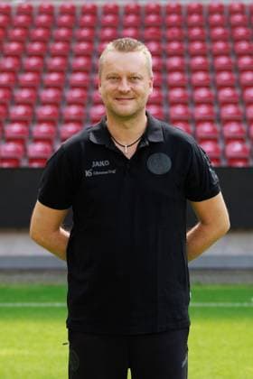 Soccer 1 Bundesliga porträttermin 2024 2025 1 FSV Mainz 05 28 07 24, Darius Salbert Team Manager , 1 FSV Mainz 05, 1 BL porträttermin 2024 2025,
