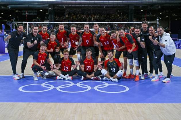 Olympic Games Volleyball GER vs ARG Paris 02 08 2024 Paris 2024, Olympics, Volleyball, South Paris Arena, Men, Germany in Black , vs Argentina in White Blue Germany group winner cheers with coach Mihal Winiarski 3 v r Copyright: xBEAUTIFULxSPORTS TomxBlochx