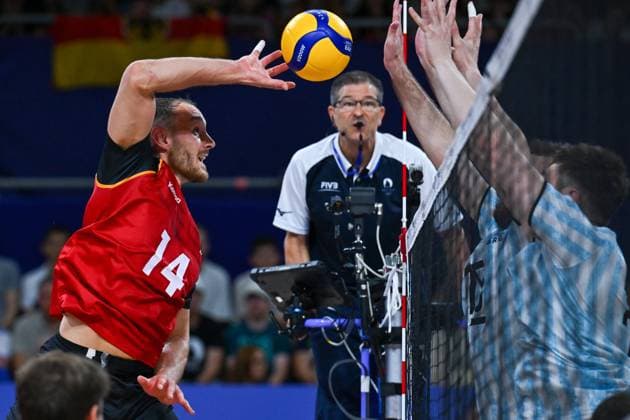 Olympic Games Volleyball GER vs ARG Paris 02 08 2024 Paris 2024, Olympics, Volleyball, South Paris Arena, Men, Germany in black against Argentina in white blue Moritz Karlitzek outwits the block Copyright: xBEAUTIFULxSPORTS TomxBlochx