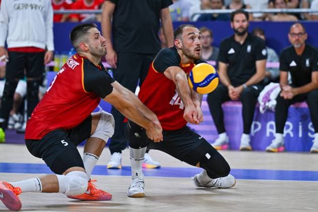 Olympic Games Volleyball GER vs ARG Paris 02 08 2024 Paris 2024, Olympics, Volleyball, South Paris Arena, Men, Germany in black, against Argentina in white blue Moritz Karlitzek right, with Moritz Reichert, Copyright: xBEAUTIFULxSPORTS TomxBlochx