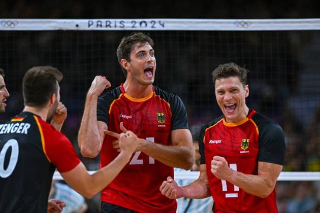 Olympic Games Volleyball GER vs ARG Paris 02 08 2024 Paris 2024, Olympics, Volleyball, South Paris Arena, Men, Germany in black against Argentina in white blue Tobias Krick left and Lukas Kampa right, Copyright: xBEAUTIFULxSPORTS TomxBlochx