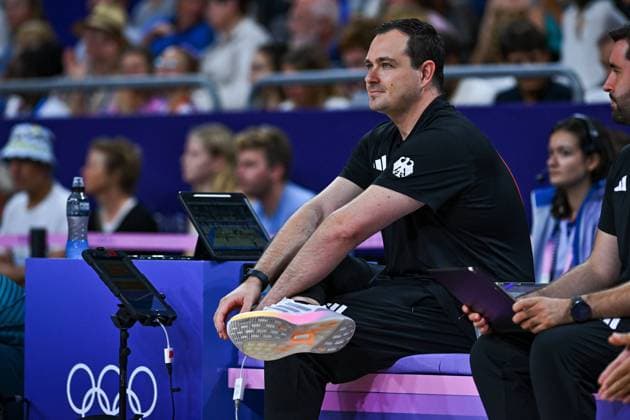 Olympic Games Volleyball GER vs ARG Paris 02 08 2024 Paris 2024, Olympics, Volleyball, South Paris Arena, Men, Germany in Black , vs Argentina in White Blue Co Coach Thomas Bob Ranner, Copyright: xBEAUTIFULxSPORTS TomxBlochx