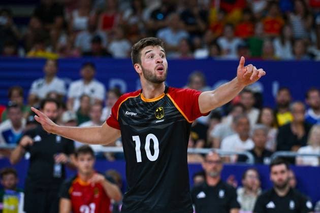 Olympic Games Volleyball GER vs ARG Paris 02 08 2024 Paris 2024, Olympics, Volleyball, South Paris Arena, Men, Germany in Black , vs Argentina in White Blue Julian Zenger, Copyright: xBEAUTIFULxSPORTS TomxBlochx
