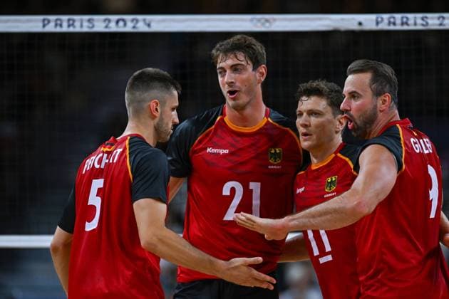 Olympic Games Volleyball GER vs ARG Paris 02 08 2024 Paris 2024, Olympics, Volleyball, South Paris Arena, Men, Germany in black against Argentina in white blue from left Moritz Reichert, Tobias Krick, Lukas Kampa, Georg Gyorgy Grozer, Copyright: xBEAUTIFULxSPORTS TomxBlochx