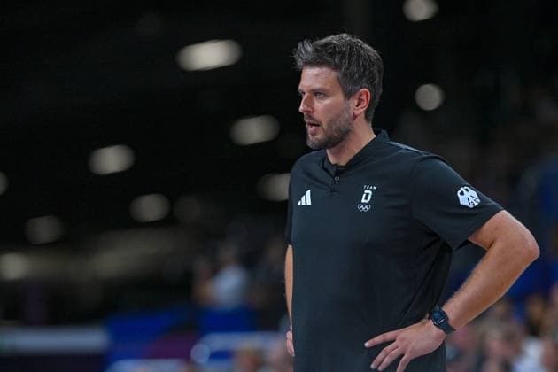 Olympic Games Volleyball GER vs ARG Paris 02 08 2024 Paris 2024, Olympics, Volleyball, South Paris Arena, Men, Germany in Black , vs Argentina in White Blue Coach GER Mihal Winiarski Copyright: xBEAUTIFULxSPORTS TomxBlochx