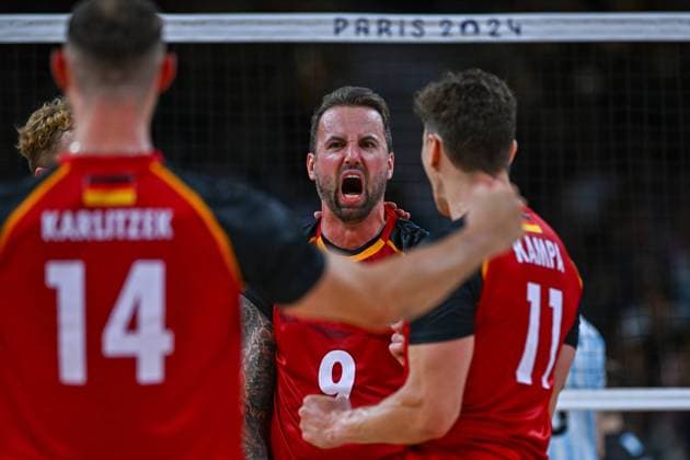 Olympic Games Volleyball GER vs ARG Paris 02 08 2024 Paris 2024, Olympics, Volleyball, South Paris Arena, Men, Germany in black against Argentina in white blue Georg Gyorgy Grozer with 11 Lukas Kampa and 14 Moritz Karlitzek Copyright: xBEAUTIFULxSPORTS TomxBlochx