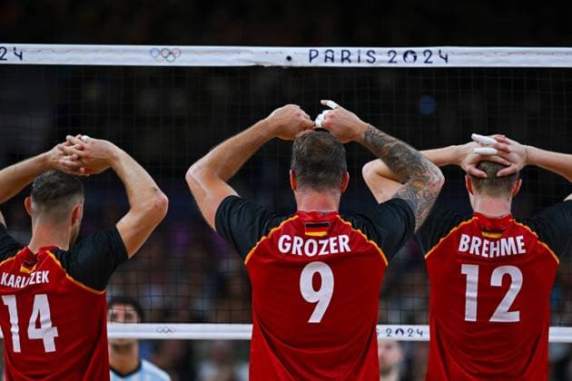 Olympic Games Volleyball GER vs ARG Paris 02 08 2024 Paris 2024, Olympics, Volleyball, South Paris Arena, Men, Germany in black against Argentina in white blue from left Moritz Karlitzek, Georg Gyorgy Grozer, Anton Brehme, Copyright: xBEAUTIFULxSPORTS TomxBlochx