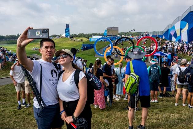 240802 Fans take selfies in front of the Olympic rings during the men s individual golf round 2 during day 7 of the Paris 2024 Olympic Games on August 2, 2024 in Paris Photo Ludvig Thunman BILDBYRAN code LT LT0655 golf olympic games olympics os ol olympiska spelen olympiske leker paris 2024 paris os paris ol 7 bbeng fan publik askadare supporter  Copyright: LUDVIGxTHUNMAN BB240802LT003