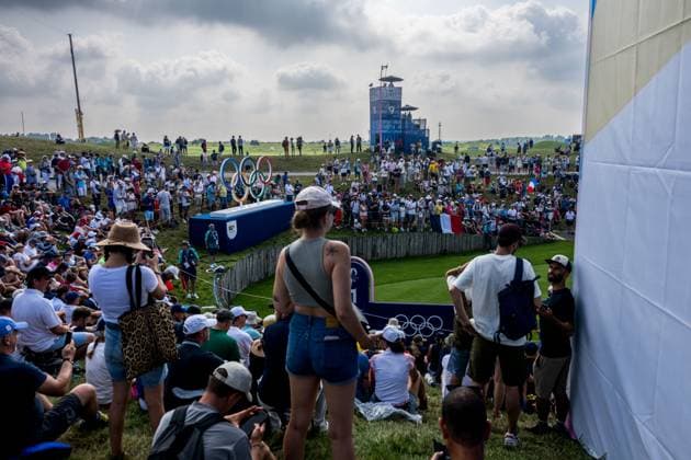 240802 Spectators by the first tee during the men s individual golf round 2 during day 7 of the Paris 2024 Olympic Games on August 2, 2024 in Paris Photo Ludvig Thunman BILDBYRAN code LT LT0655 golf olympic games olympics os ol olympiska spelen olympiske leker paris 2024 paris os paris ol 7 bbeng fan publik askadare supporter  Copyright: LUDVIGxTHUNMAN BB240802LT006