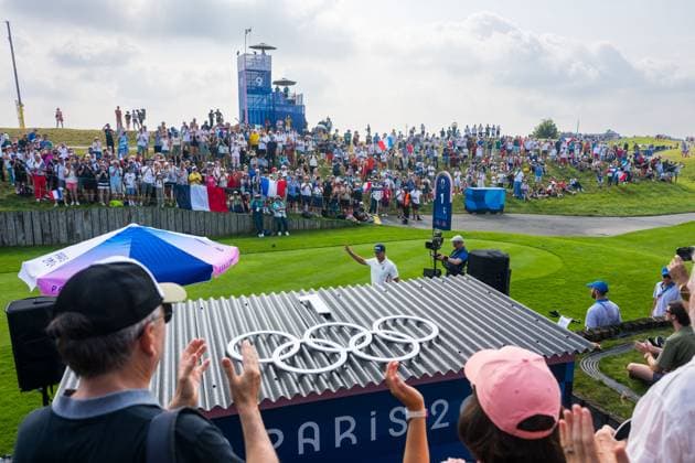240802 Spectators welcomes Victor Perez of France to the first tee during the men s individual golf round 2 during day 7 of the Paris 2024 Olympic Games on August 2, 2024 in Paris Photo Ludvig Thunman BILDBYRAN code LT LT0655 golf olympic games olympics os ol olympiska spelen olympiske leker paris 2024 paris os paris ol 7 bbeng fan publik askadare supporter  Copyright: LUDVIGxTHUNMAN BB240802LT007