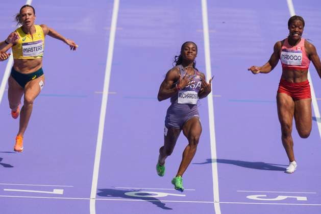 Sport Themen der Woche KW31 Highlight Bilder des Tages Sha Carri Richardson of Team USA, center, crosses the finish line to win her women s 100 meter round 1 heat at the Stade de France during the 2024 Paris Summer Olympic Games, Olympische Spiele, Olympia, OS in Paris, France, Friday, August 2, 2024.  OLY20240802400 PaulxHanna