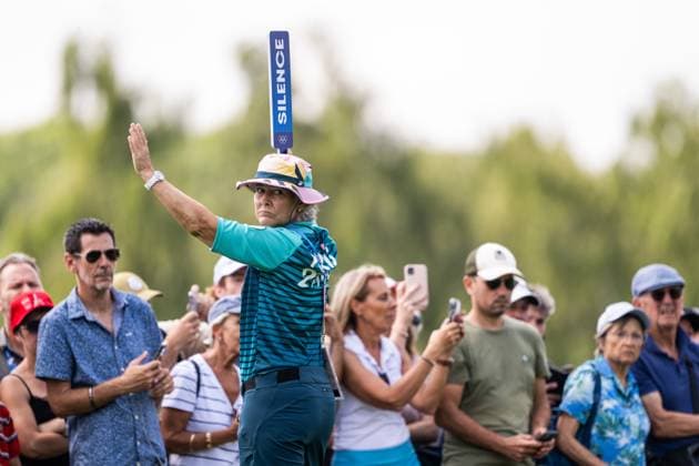 240802 A volunteer with a silence sign in men s individual golf round 2 during day 7 of the Paris 2024 Olympic Games on August 2, 2024 in Paris Photo Ludvig Thunman BILDBYRAN code LT LT0655 golf olympic games olympics os ol olympiska spel olympiske leker paris 2024 paris os paris ol 7 bbeng  Copyright: LUDVIGxTHUNMAN BB240802LT064