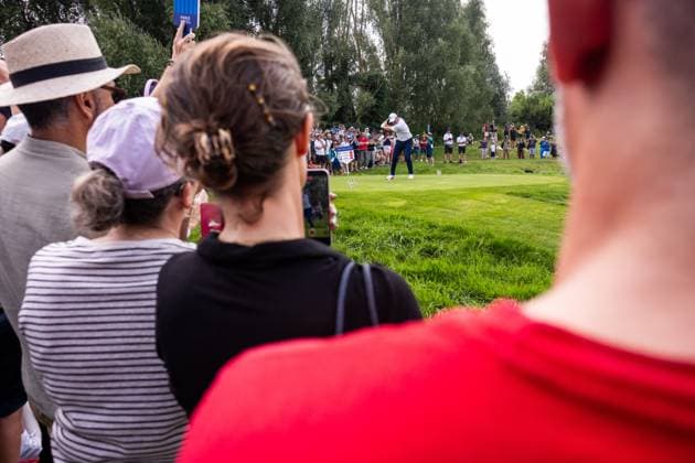 240802 Spectators watch Rory McIlroy of Ireland compete in men s individual golf round 2 during day 7 of the Paris 2024 Olympic Games on August 2, 2024 in Paris Photo Ludvig Thunman BILDBYRAN code LT LT0655 golf olympic games olympics os ol olympiska spelen olympiske leker paris 2024 paris os paris ol 7 bbeng publik irland ireland  Copyright: LUDVIGxTHUNMAN BB240802LT066