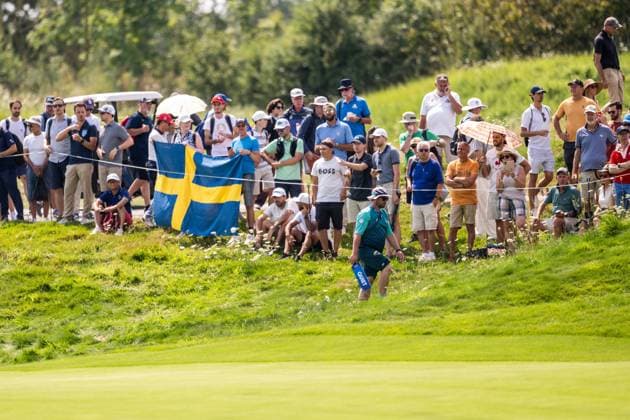 240802 A volunteer with a quiet sign in men s individual golf round 2 during day 7 of the Paris 2024 Olympic Games on August 2, 2024 in Paris Photo Ludvig Thunman BILDBYRAN code LT LT0655 golf olympic games olympics os ol olympiska spel olympiske leker paris 2024 paris os paris ol 7 bbeng  Copyright: LUDVIGxTHUNMAN BB240802LT067