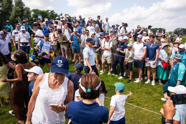 240802 Ludvig Aberg of Sweden greet spectators when competing in men s individual golf round 2 during day 7 of the Paris 2024 Olympic Games on August 2, 2024 in Paris Photo Ludvig Thunman BILDBYRAN code LT LT0655 golf olympic games olympics os ol olympiska spelen olympiske leker paris 2024 paris os paris ol 7 bbeng publik sweden sverige  Copyright: LUDVIGxTHUNMAN BB240802LT068