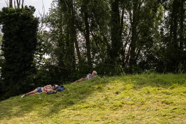 240802 Spectators lie inthe shade at men s individual golf round 2 during day 7 of the Paris 2024 Olympic Games on August 2, 2024 in Paris Photo Ludvig Thunman BILDBYRAN code LT LT0655 golf olympic games olympics os ol olympiska spel olympiske leker paris 2024 paris os paris ol 7 bbeng publik  Copyright: LUDVIGxTHUNMAN BB240802LT078